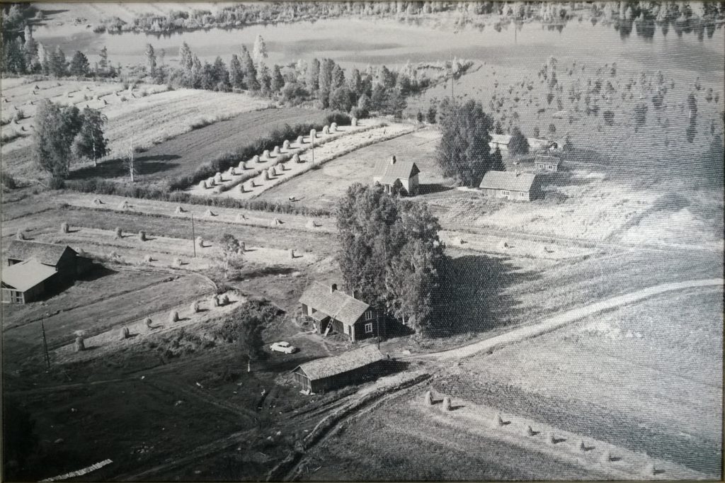 The farm was first mentioned in the parish register in 1836. The current owners of the farm are Jouni and Toni Sillanpää. The picture was taken of Sillanpä in August in 162. I remember tha airplane that flew over the buildings of Kerte. Me and my father Akseli were standing next to the barn watching the plane. The river Kerte flooded badly at the time and it was possible to go swimming from the sauna of Iida Eerola. Eero Eerola is working on the field.
